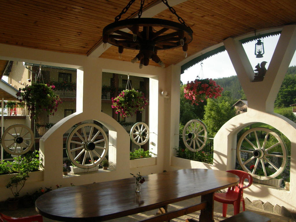 Mokus Panzio Bicfalau Exterior foto