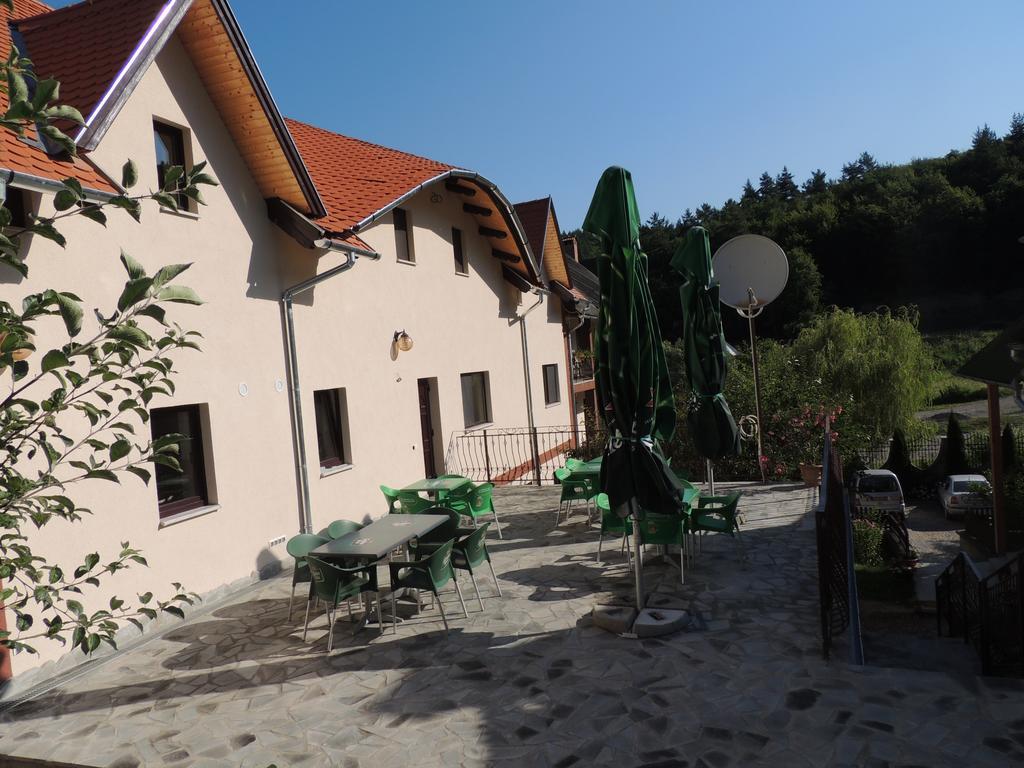 Mokus Panzio Bicfalau Exterior foto